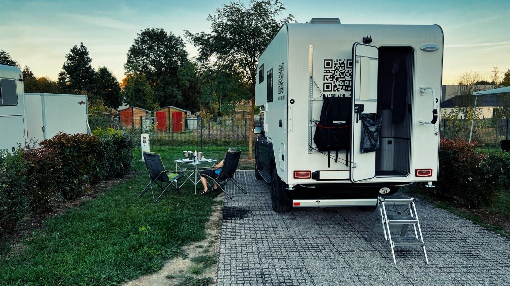 Unser Pickup-Camper steht auf einem Camping-Car-Park-Stellplatz inmitten von Frankreich.