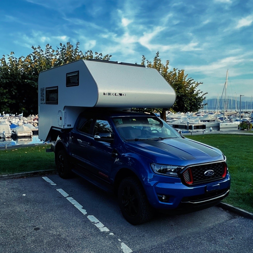 Unser Ford Ranger Pickup mit der Wohnkabine von Thokie steht direkt am Hafen von Rolle.