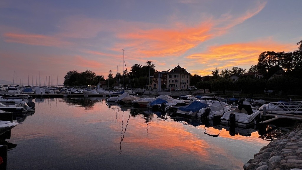 Das Hafenbecken bei Sonnenaufgang in Rolle am Genfersee.
