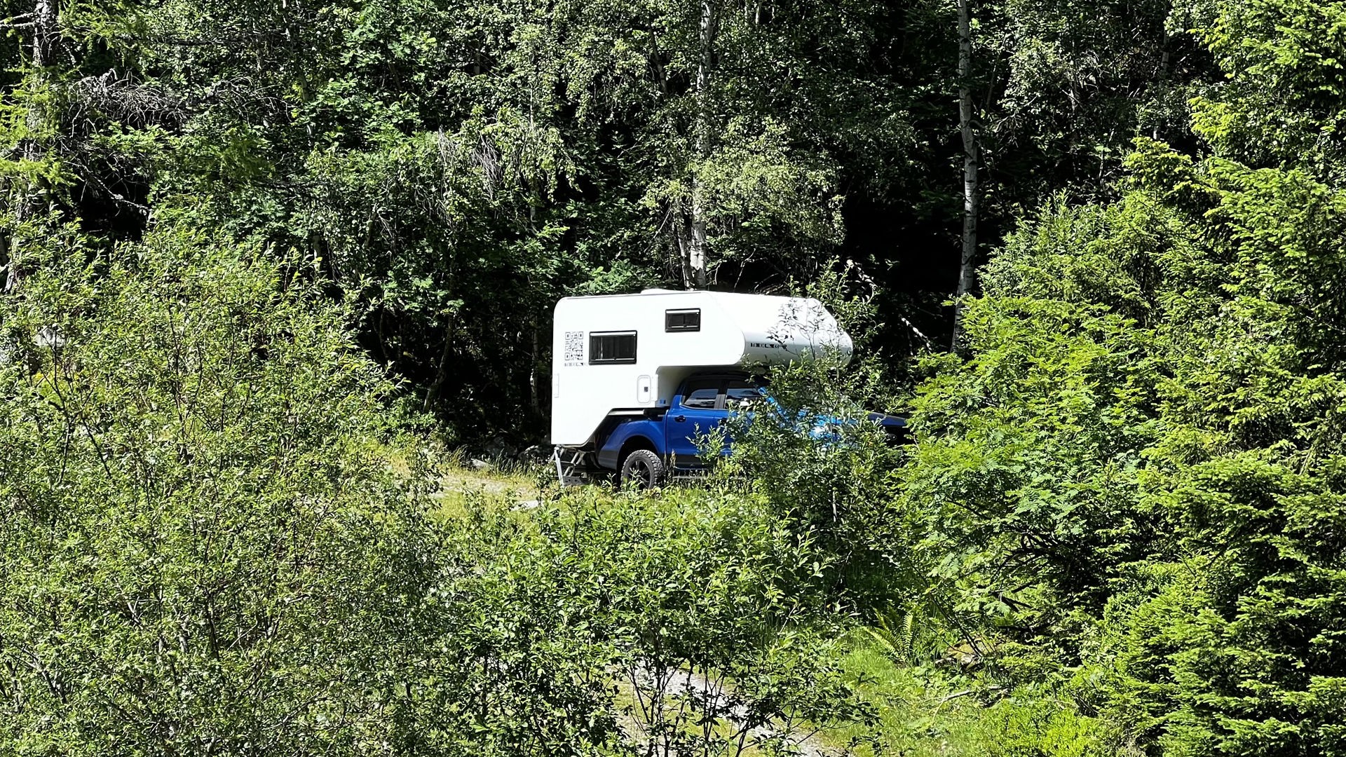 Unterwegs im Tarnmodus: Campen mit Ranger und Wohnkabine.