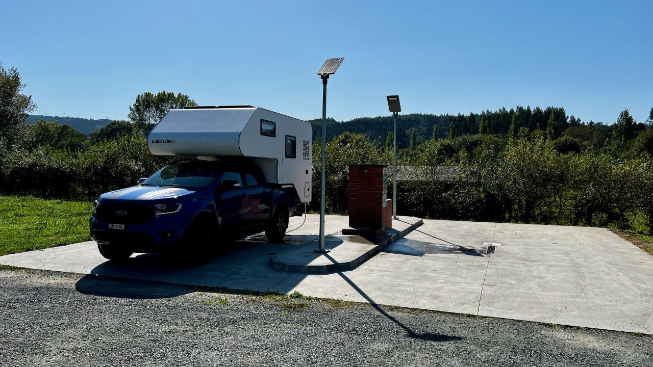 In San Sadurniño konnten wir gratis Frischwasser auffüllen und Grauwasser entsorgen.