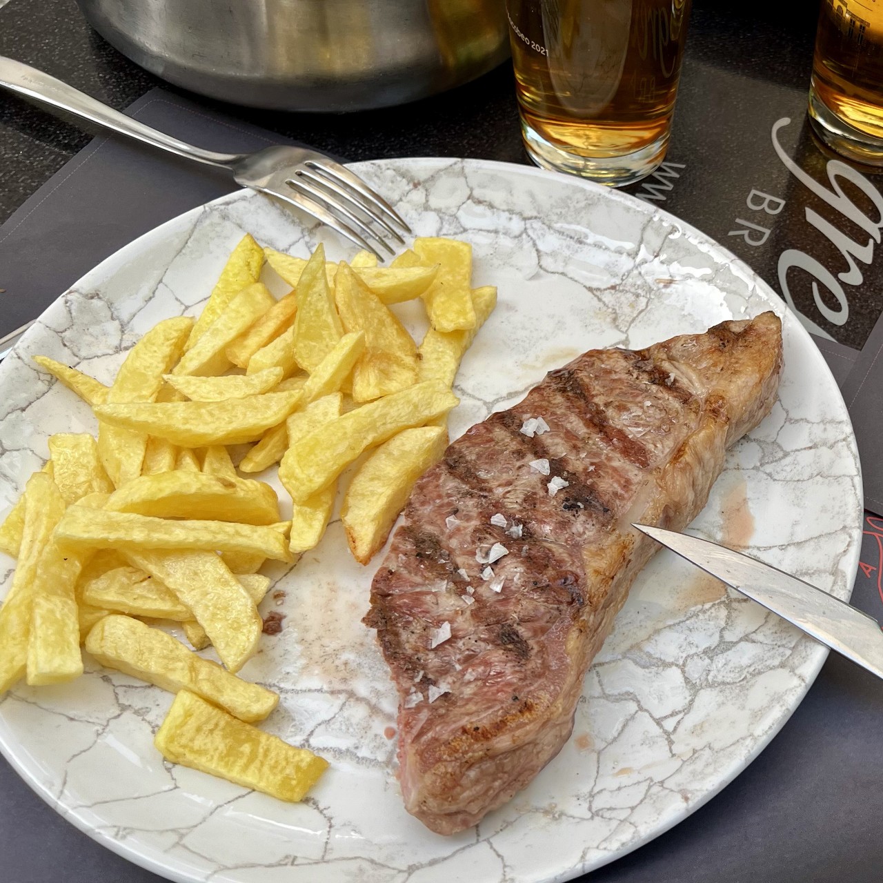 Ein leckeres Entrecôte im Restaurant des Campingplatzes des Cancelas in Santiago de Compostela.